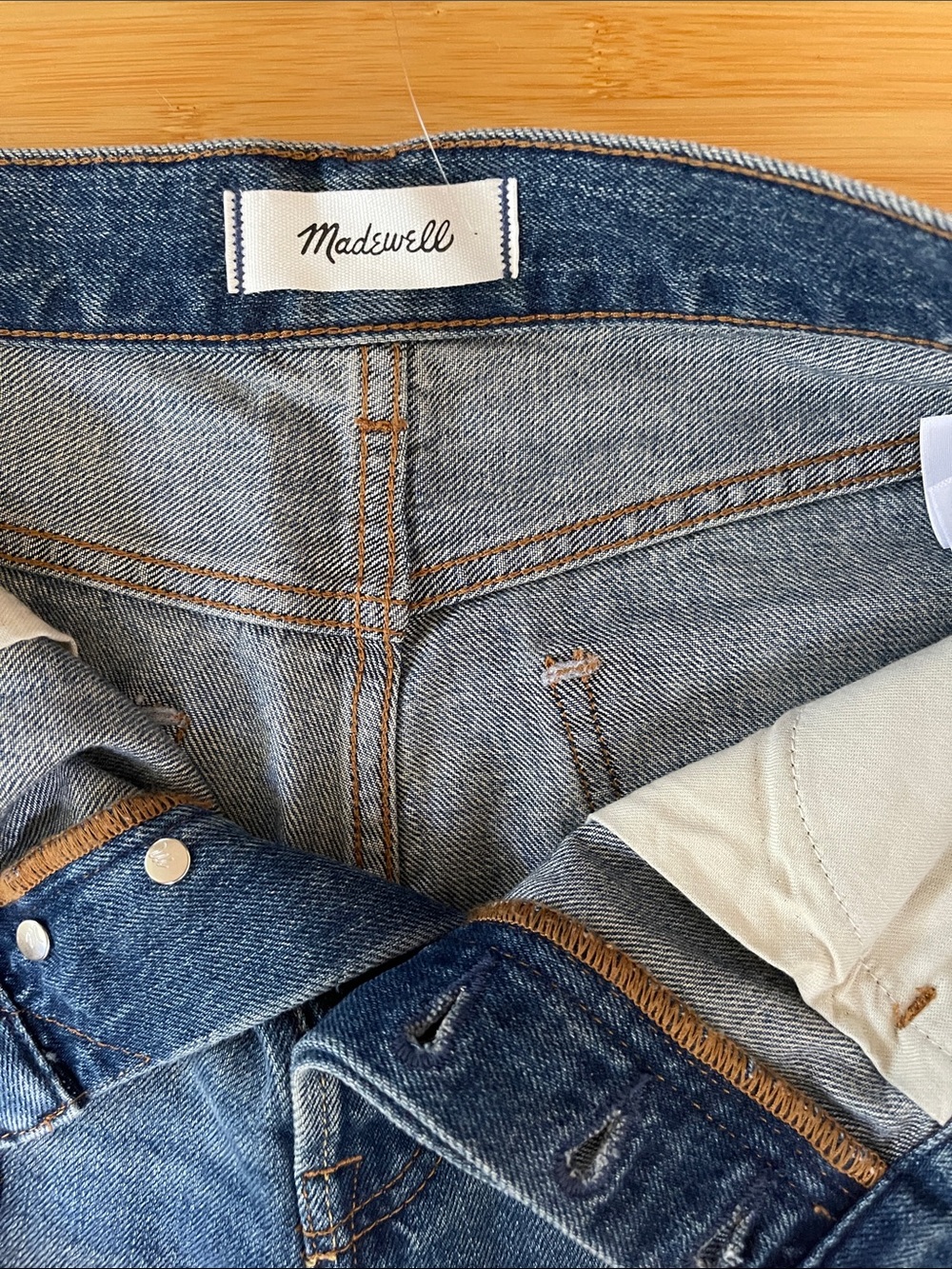 Madewell Women NWT Pieced Barrel Leg Denim Jeans in Medium Blue Wash Button 26 - Picture 4 of 15